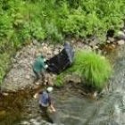 Los participantes en la jornada recogieron las basuras que se tiran al río