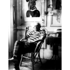 Una imagen histórica del pintor malagueño Pablo Ruiz Picasso en su estudio parisino