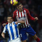 El jugador de la Real Sociedad Luca Sangalli salta con Lucas Hernández en un partido de Liga