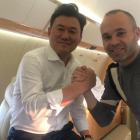 niesta y Mikitani, dueño de Rakuten, en su vuelo a Japón.
