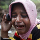 Una refugiada rohingya llora mientras habla por teléfono con su hermano.