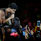 El cantante colombiano Maluma rodeado de fans en un concierto