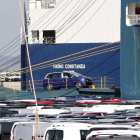 Carga de coches en el puerto de Vigo, en donde el sector pizarrero del Bierzo y Valdeorras fleta unas 90.000 toneladas. SALVADOR SAS