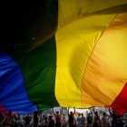 Bandera del Orgullo Gay en una manifestación