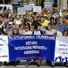 Concentración de cientos de gallegos afectados por las participaciones preferentes, ante una oficina de Novagalicia Banco en Orense, para reclamar soluciones a las entidades bancarias.