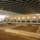 Distintas habitaciones de la villa con el claustro al fondo.