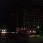 Un autobús circula por Kiev, completamente a oscuras. ROMAN PILIPEY
