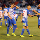 Los jugadores de la SD Ponferradina celebran con Carlos Bravo los goles del futbolista berciano en el partido jugado en El Toralín. ANA F. BARREDO