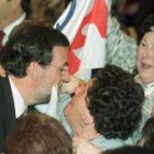 Mariano Rajoy recibe el saludo de dos mujeres durante el mitin que ofreció ayer en Ciudad Real