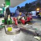 Estado en que quedó el vehículo tras la colision contra uno de los surtidores de la gasolinera.