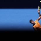 Rafael Nadal, sirviendo en Australia.