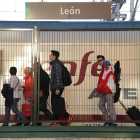 Viajeros llegando a la estación de León.