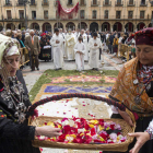 La procesión recorrió un tramo de la plaza Mayor, ante la previsión de lluvia. FERNANDO OTERO