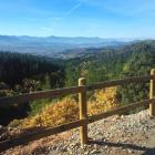 Imagen de la ruta entre Bembibre y Cobrana, con vistas al valle del Boeza. JAVIER TRAPOTE