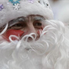 Un hombre vestido de Ded Moroz, el Papa Noel de las exrepúblicas soviéticas, durante una procesión navideña celebrada en Krasnodar (Rusia).