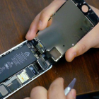 Un usuario muestra una batería de un iPhone.