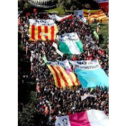 Miles de personas con pancartas acudieron ayer en la Plaza de España