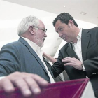 PP Juan Manuel Moreno Bonilla (derecha) charla con Miguel Arias Cañete, ayer