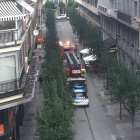 Los bomberos acudieron ayer a la calle del Carmen alertados por el mal funcionamiento de una calefacción. DL