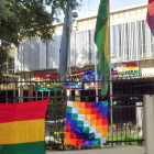 Banderas de Bolivia y el pueblo Aimara, frente a la sede de TDE, filial de la española REE.