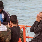 Algunos de los 52 inmigrantes que han llegado en dos pateras esta mañana a la costa gaditana de Chiclana tras haber cruzado el Estrecho de Gibraltar.