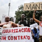 Protesta de manteros en la plaza de Catalunya.