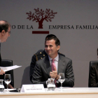 Herrera, saludando a los príncipes de Asturias tras intervenir en el encuentro.