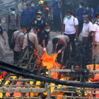 Cuerpos policiales limpiando los escombros que ha dejado la explosión en la fabrica de fuegos artificiales en Indonesia