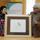Raquel Montero y Pablo Salgado sostienen el grabado. L. DE LA MATA