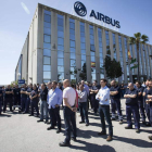 Los trabajadores de Airbus Puerto Real se concentraron ayer en la puerta de la factoría.