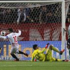 El Sevilla goleó al Betis. Reyes logró uno de los tantos.