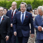 En primer plano François Hollande, David Cameron y el príncipe Carlos.
