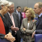 La ministra de Economía y Hacienda, Elena Salgado, conversa con colegas antes de la reunión.