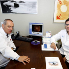 Franco Benito, jefe de Oftalmología, y Carlos Lobato. MARCIANO