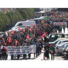 La manifestación partió de la sede de UGT y llegó hasta la delegación de la Junta de Castilla y León en Ponferrada. L. DE LA MATA