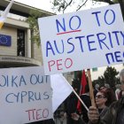 Varias personas se manifiestan en contra de la quita, hace unos días en Nicosia.