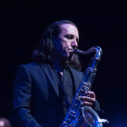 El músico Román Rodríguez con su saxofón en un concierto. DL