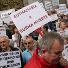 Concentración a favor de la eutanasia en el Congreso de los Diputados.