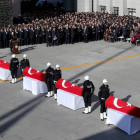 Funeral por los agentes muertos el sábado en el atentado de Estambul. SEDAT SUNA