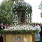 La Virgen de La Carballeda desfiló en un carro cuajado de flores