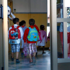 Alumnos de primaria acceden al interior de un colegio de la capital leonesa. RAMIRO