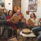Ángel Arredondo, Tere Pérez, Jesús San José, Pilar Pérez y Marcelino Rodríguez, integrantes de La Braña. DL
