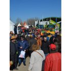 Dos personas observan un arado. MEDINA