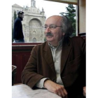 El poeta leonés Antonio Colinas, ayer en un café de Salamanca