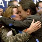 Artur Mas besa a su esposa en la sede de CiU tras conocer su victoria electoral