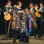 La directora de programas musicales de TVE, la berciana Pilar Tabares, recibe la capa de los tunos