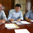 Emilio Cubelos, Samuel Folgueral y Melchor Ruiz, en la reunión mantenida el martes.