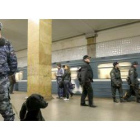 Policías rusos con perros patrullan la estación de metro Park Kultury en Moscú.