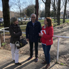 Aurora Baza, a la derecha, junto a vecinos del barrio. DL