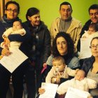 El alcalde, Enrique Busto, con las madres y los bebés a los que entregó la ayuda por nacimiento.